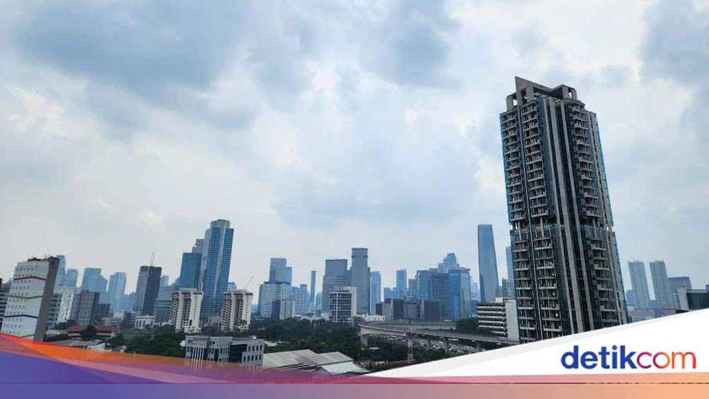 Petugas melakukan pemantauan kualitas udara Jakarta di tengah imbauan mitigasi bagi warga