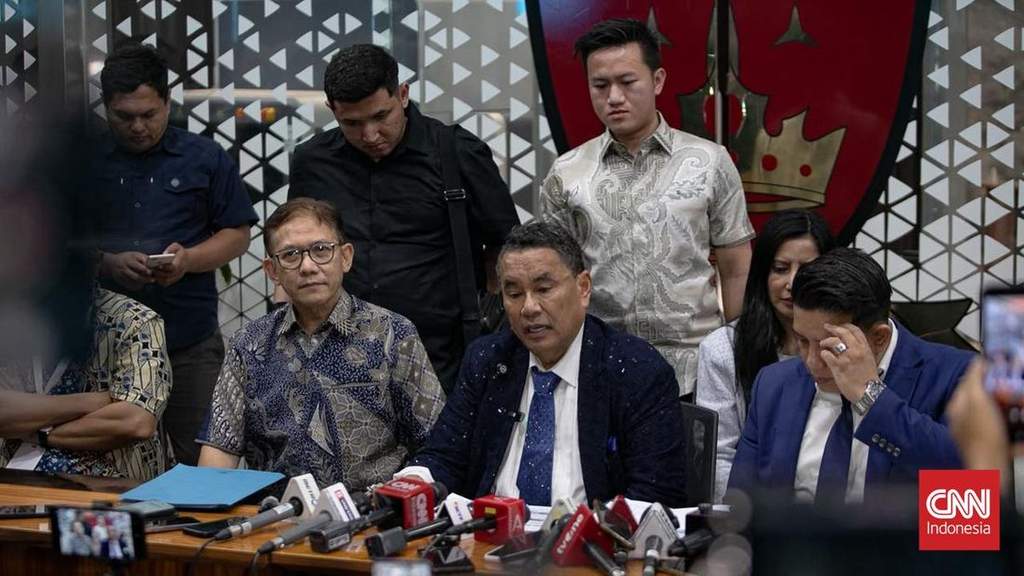 Mantan Jampidsus Febrie Adriansyah selesai menjalani pemeriksaan di Gedung Kejaksaan Agung