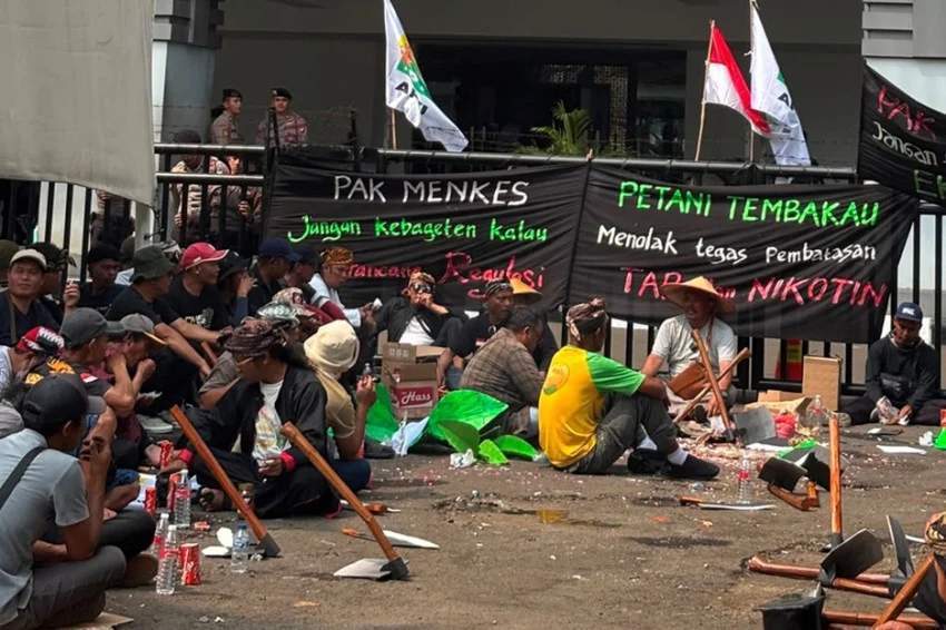 Ratusan petani tembakau demo tolak PP 28/2024 di depan Kemenko PMK Jakarta