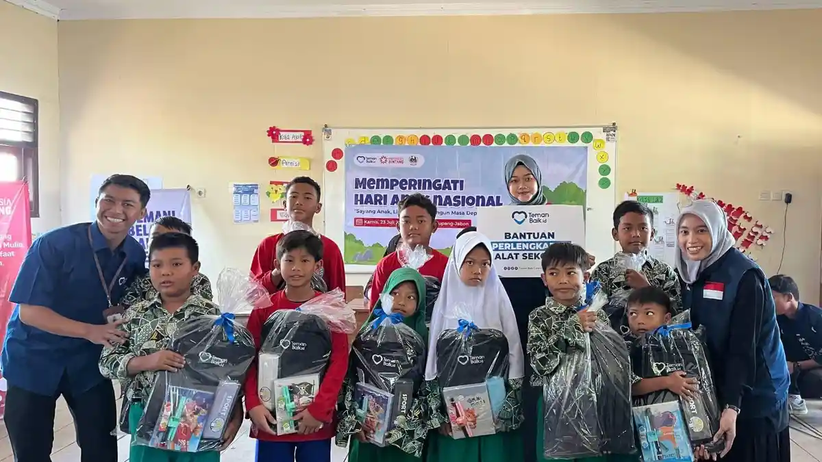 Kegiatan penyaluran bantuan pendidikan dan edukasi oleh Teman Baik di SDN 4 Kupang Jabon Sidoarjo