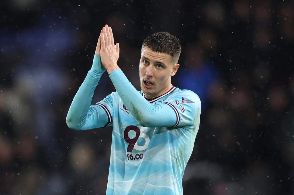 Bek Burnley Maxime Esteve yang menjadi target buruan utama klub Jerman RB Leipzig