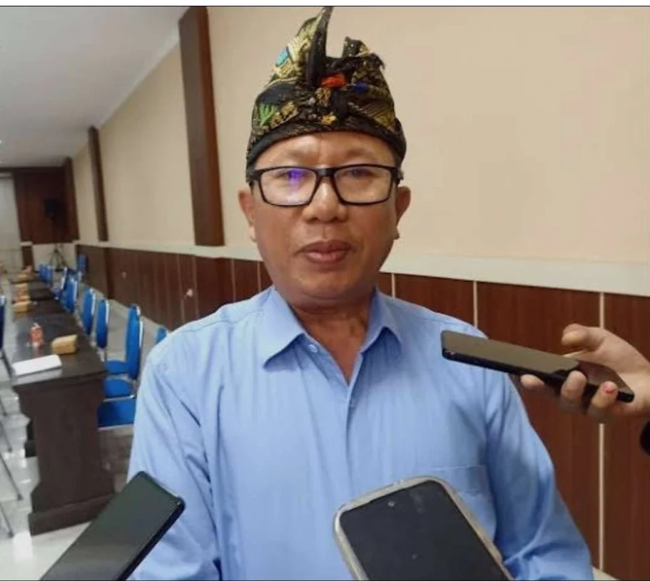 Kepala Bapenda Lombok Timur memberikan keterangan mengenai realisasi penerimaan pajak daerah