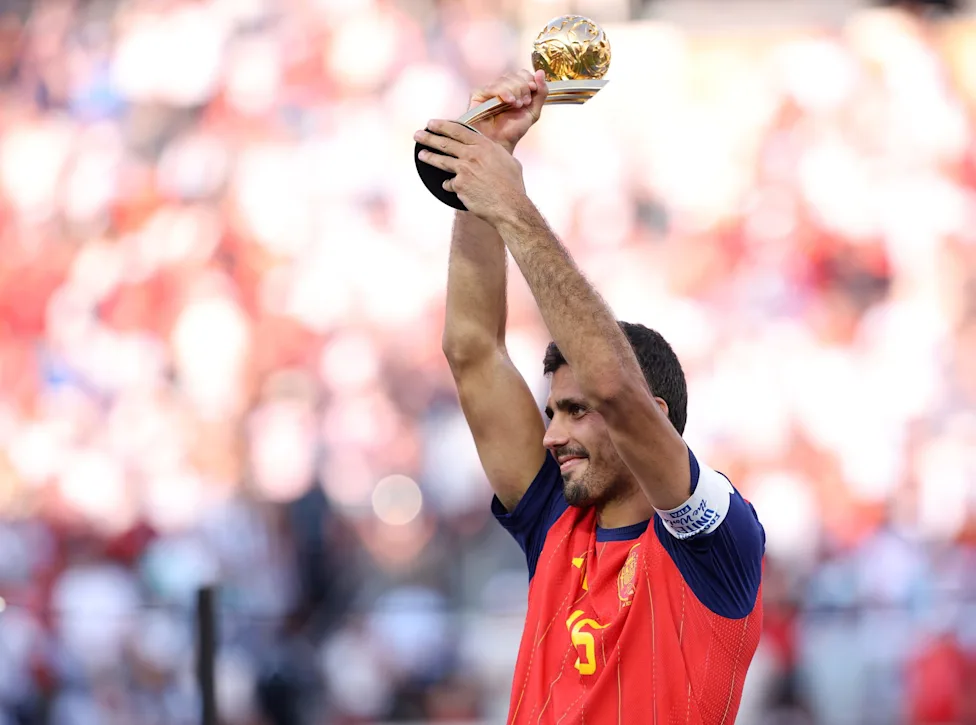 Rodri berseragam Manchester City saat merayakan gelar, target transfer Barcelona dan Real Madrid