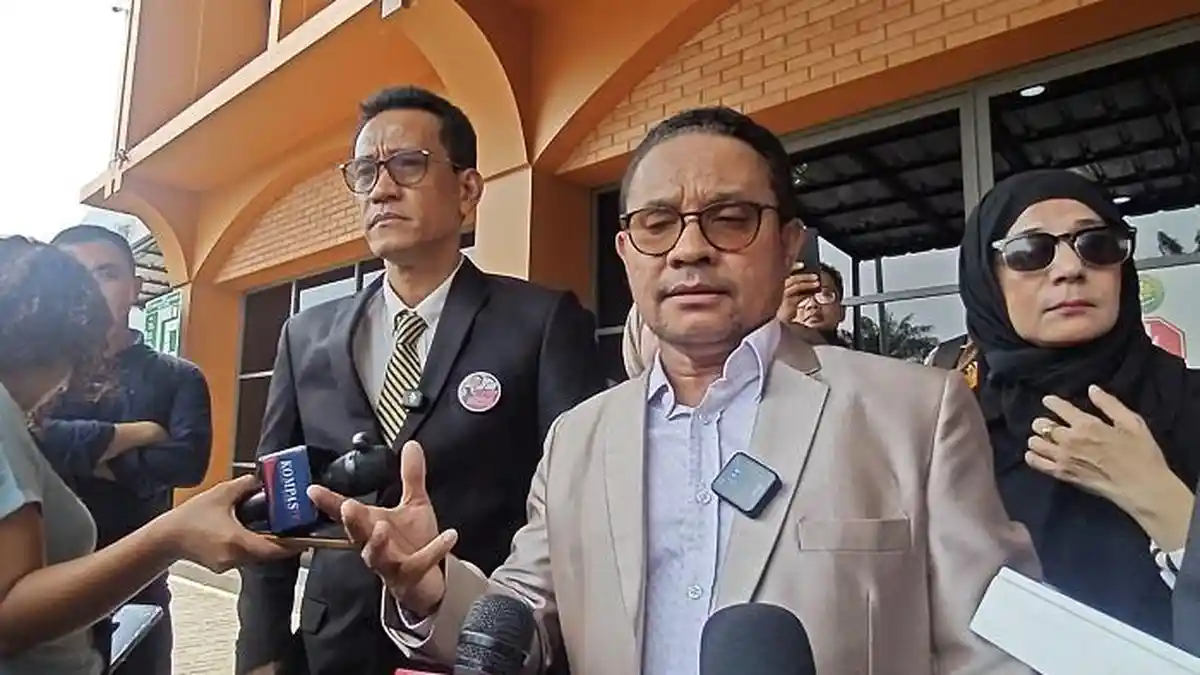 Kuasa hukum Roy Suryo saat memberikan keterangan pers mengenai pengajuan praperadilan UU ITE