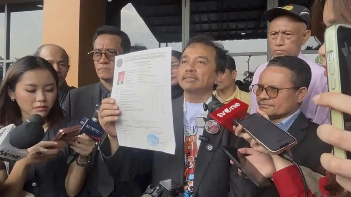 Roy Suryo menunjukkan ijazah dan transkrip nilai S3 Universitas Negeri Jakarta