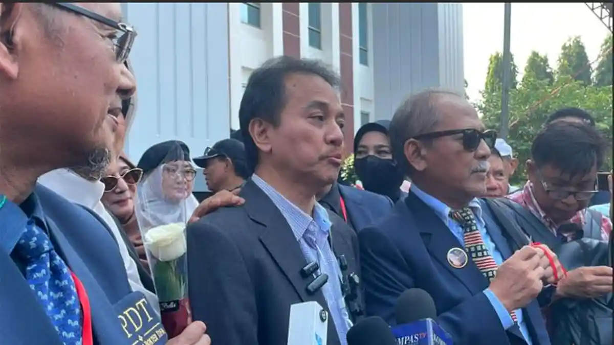 Roy Suryo memberikan keterangan terkait sidang putusan sela Dokter Tifa di PN Jakarta Timur