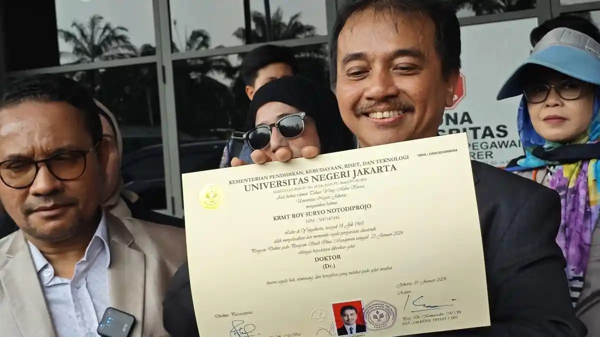 Roy Suryo menunjukkan ijazah doktor asli dari Universitas Negeri Jakarta untuk bantah gelar palsu
