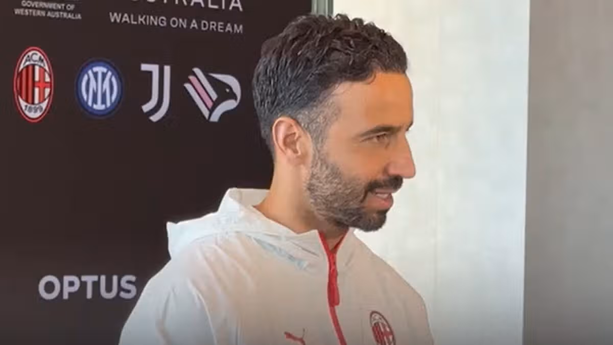 Ruben Amorim berbicara di depan media saat menjadi pelatih Manchester United di pinggir lapangan