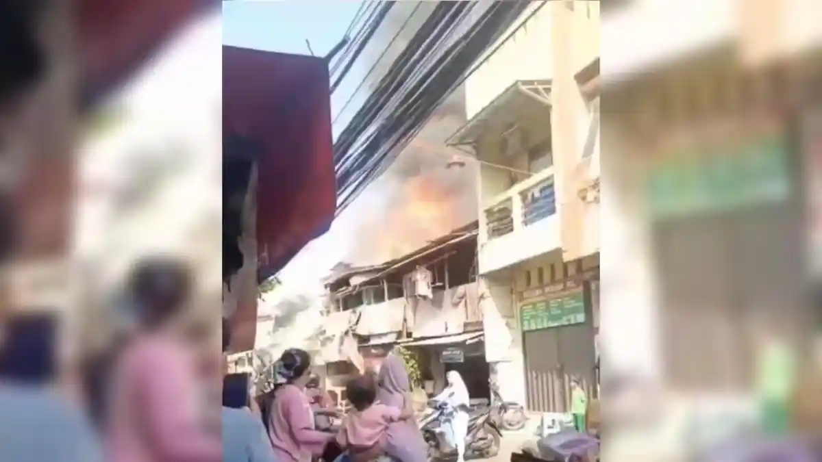 Petugas pemadam kebakaran berusaha memadamkan api di kontrakan dua lantai Sunter