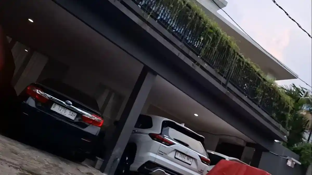 Suasana kediaman mewah Nanik S Deyang di kawasan Raffles Hills Depok