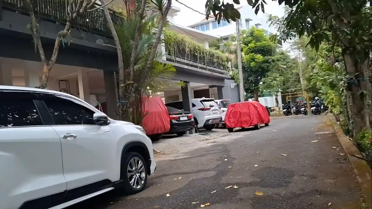 Suasana penjagaan di sekitar rumah Nanik S Deyang di Raffles Hills Depok