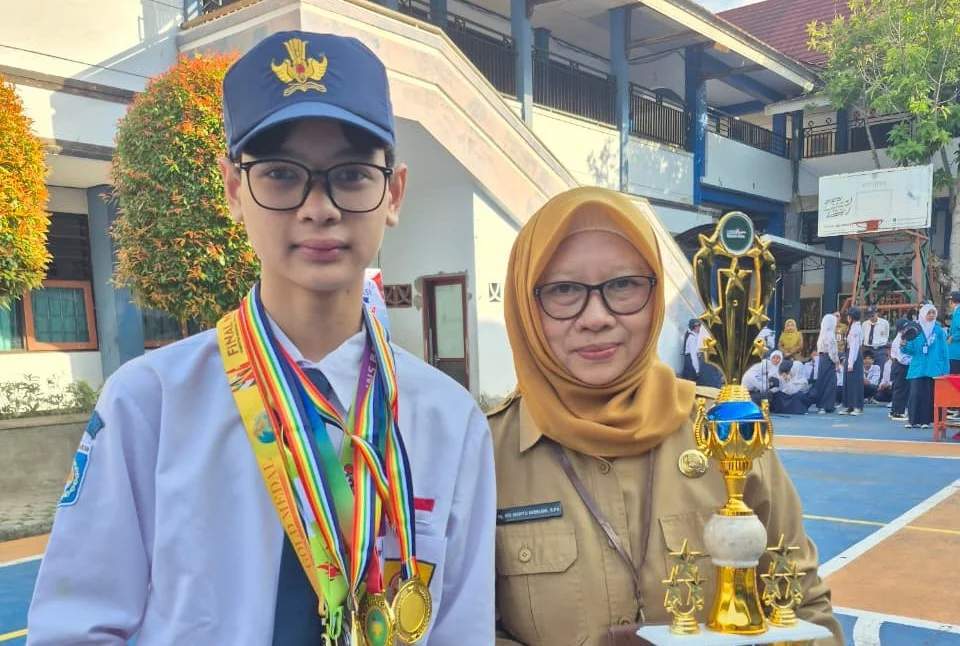 Siswa SMPN 15 Mataram Dimas Rizky Andrean meraih medali emas OMNAS Sains