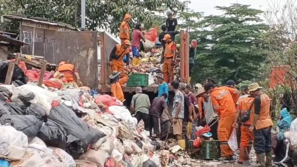 Tumpukan sampah di Jakarta yang didominasi oleh sisa makanan rumah tangga dan perkotaan