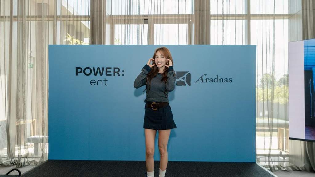 Sandara Park tersenyum dalam sesi foto bersama Power Entertainment untuk ekspansi Asia Tenggara