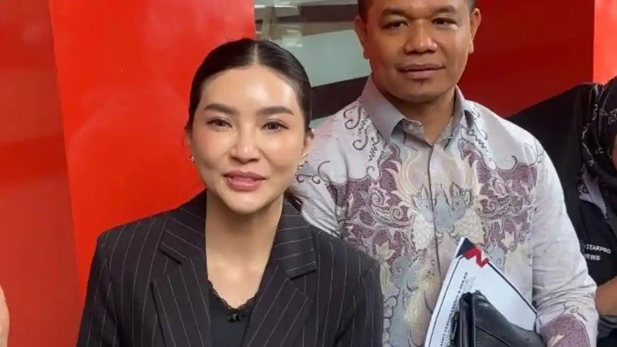 Sarwendah memperlihatkan kondisi rumah barunya yang masih penuh tumpukan barang