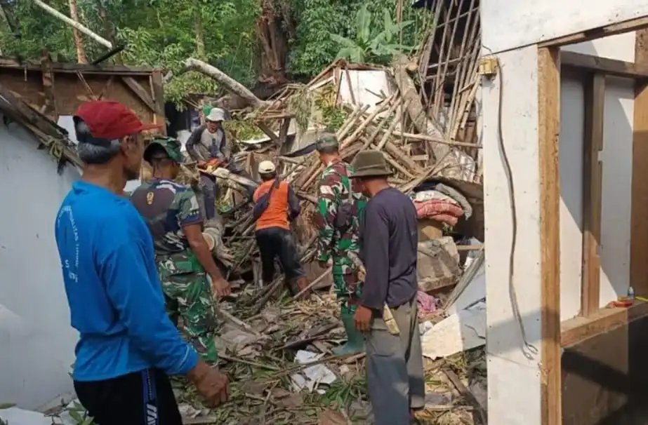Personel Satgas TMMD Kodim 0601 Pandeglang evakuasi pohon tumbang yang menimpa rumah warga Patia