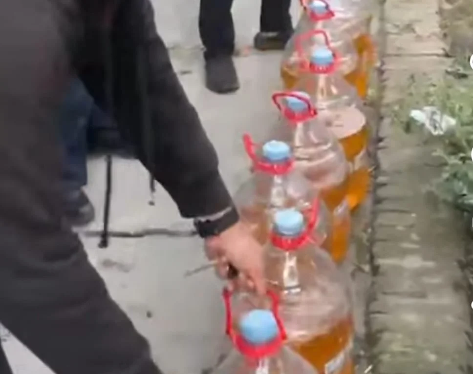 Petugas Satpol PP Bantul mengamankan barang bukti galon bahan miras oplosan di Sabdodadi