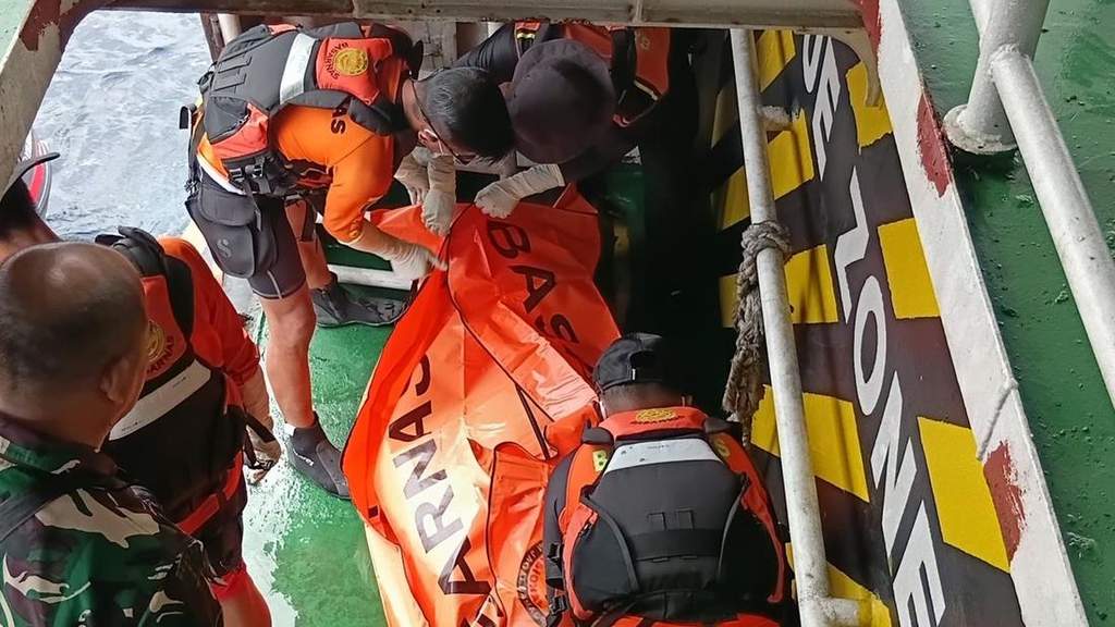 Tim SAR Gabungan mengevakuasi jenazah diduga korban kecelakaan kapal KM Nurul Salsa di Selayar
