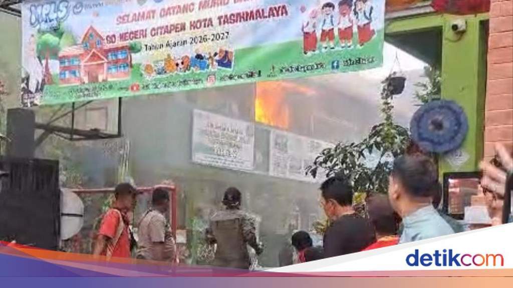 Petugas dan warga melihat kondisi SDN Citapen Tasikmalaya yang terbakar di lantai dua