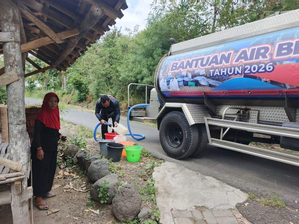 Petugas BPBD menyalurkan bantuan air bersih untuk daerah terdampak kekeringan di Jawa Timur