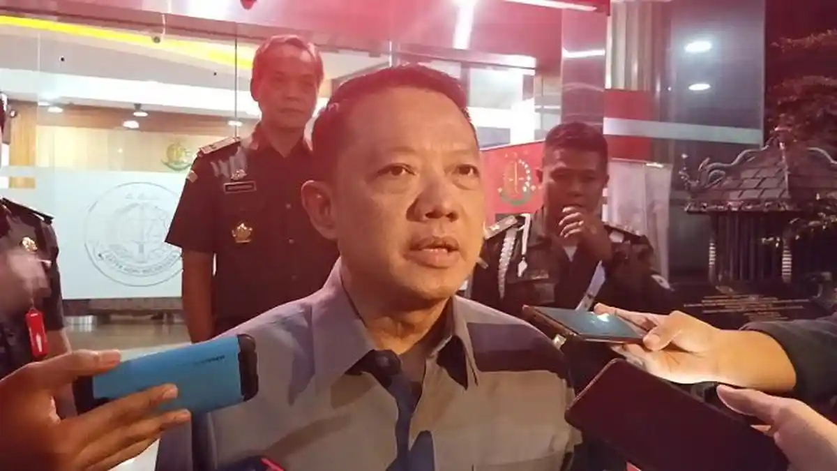 Hotman Paris memberikan keterangan pers terkait status tersangka Febrie Adriansyah di Gedung Kejagung