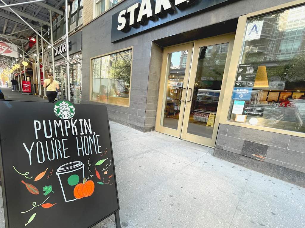Segelas Pumpkin Spice Latte khas Starbucks yang menjadi menu andalan musiman