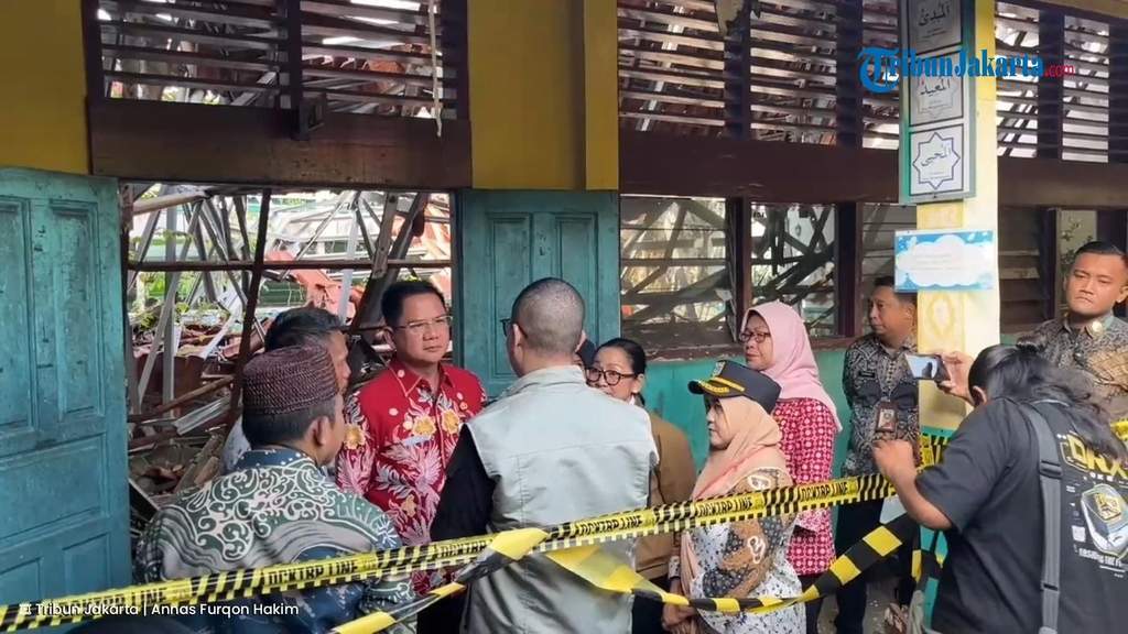 Wali Kota Jakarta Selatan Syafrin Liputo meninjau gedung SDN Kebayoran Lama Selatan 09 yang ambruk