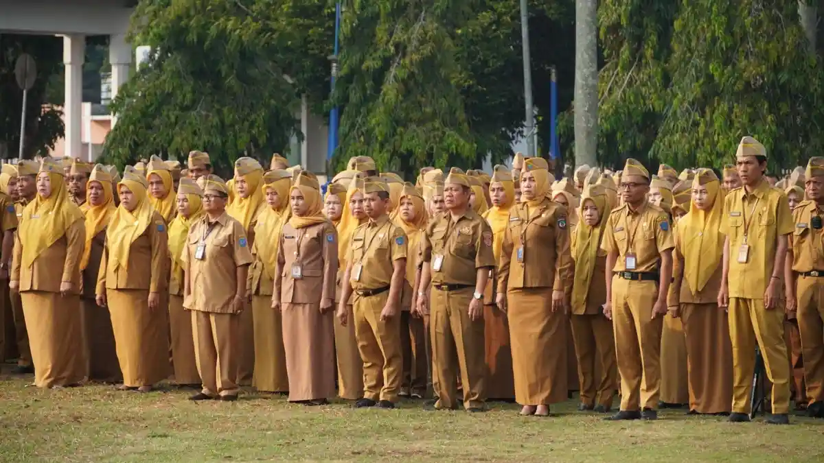 Sekda OKI Asmar Wijaya saat memimpin apel dinas mengenai kedisiplinan ASN