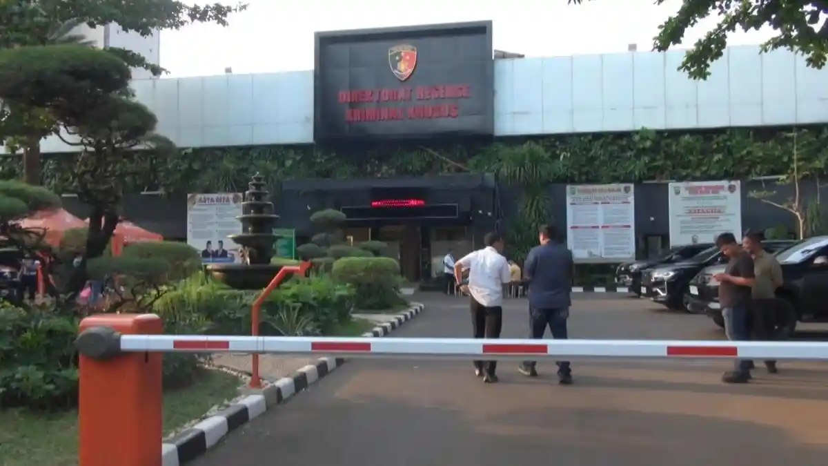 Pria Berseragam TNI Bersenjata Datangi Polda Metro Jaya