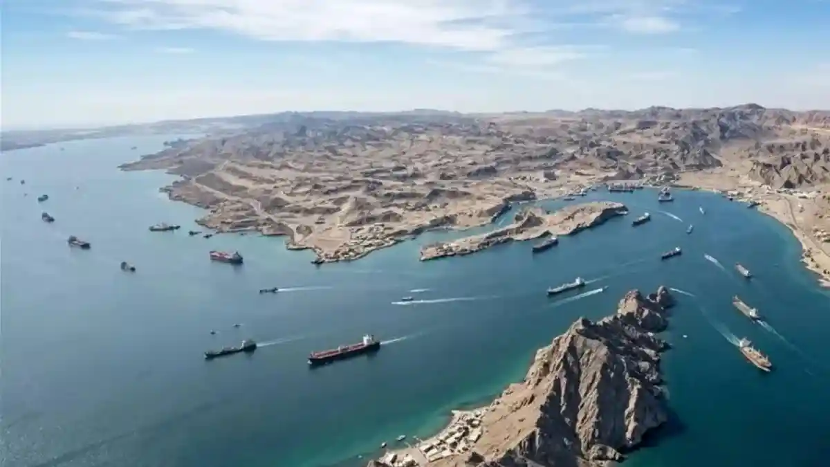 Kapal tanker melintasi Selat Hormuz yang diusulkan menjadi jalur pelayaran berbayar oleh Iran
