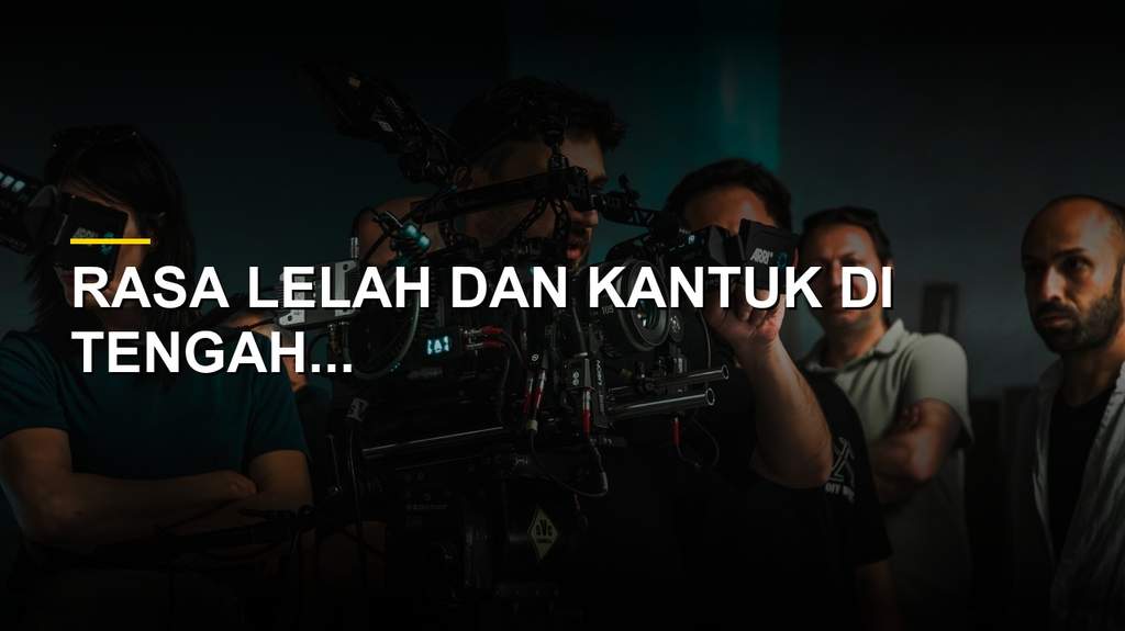 Seorang pekerja kantor yang merasa lelah dan mengantuk di depan meja kerja saat siang hari