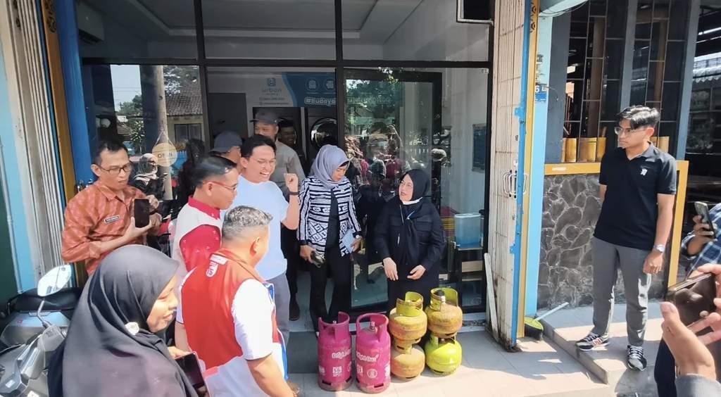 Petugas gabungan melakukan sidak dan menukar elpiji 3 kg di usaha laundry Blitar