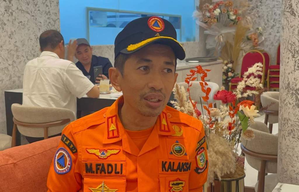 Petugas BPBD Kota Makassar melakukan simulasi tanggap darurat dalam peluncuran SIGAP PESISIR