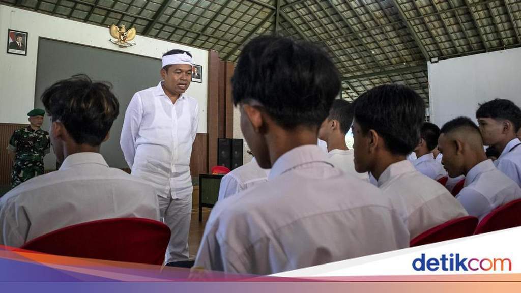 Gubernur Jawa Barat Dedi Mulyadi memberikan keterangan mengenai wacana reaktivasi SPP SMA dan SMK
