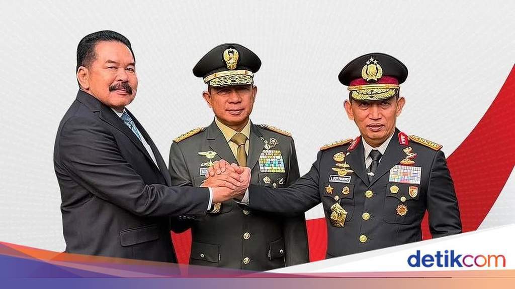 Kapolri Jenderal Listyo Sigit Prabowo salam komando bersama Panglima TNI dan Jaksa Agung