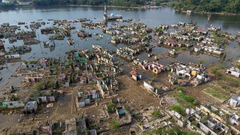 Sisa bangunan kampung yang tenggelam di Bendungan Karian muncul saat air surut akibat kemarau