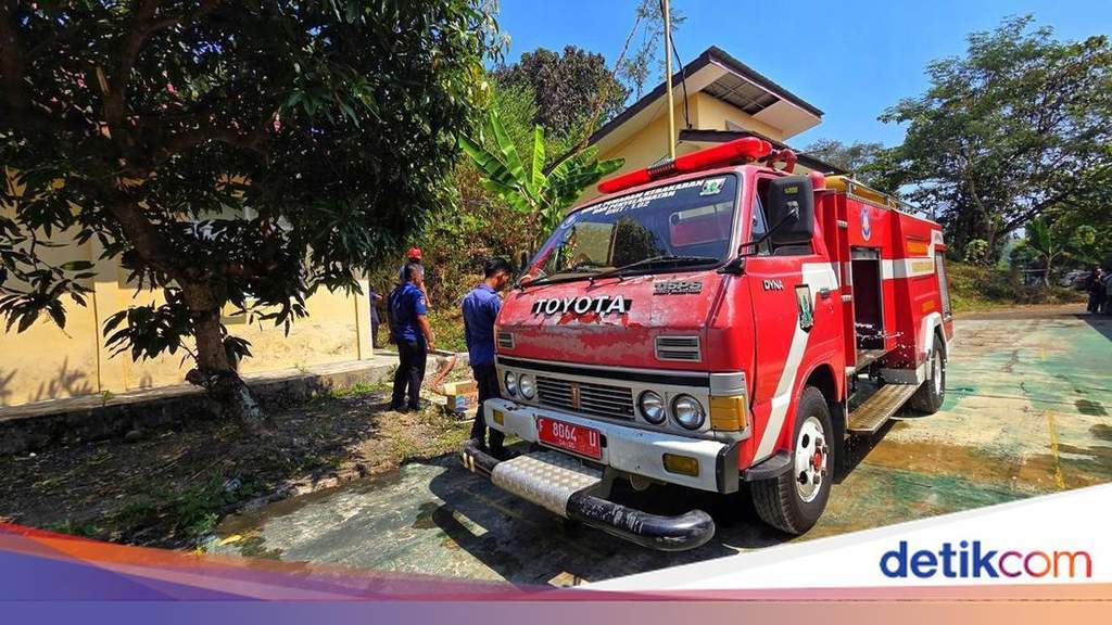 Petugas Disdamkar Kabupaten Sukabumi bersiap menjalankan tugas dengan armada pemadam kebakaran
