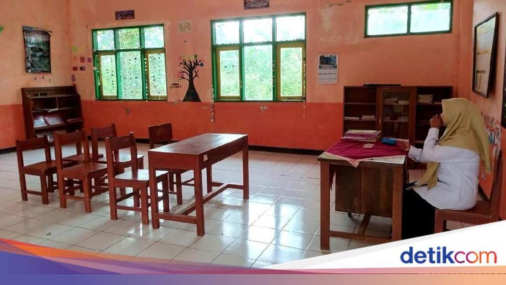 Kondisi ruang kelas SDN 2 Salakaria Ciamis yang sepi pada masa PPDB 2026