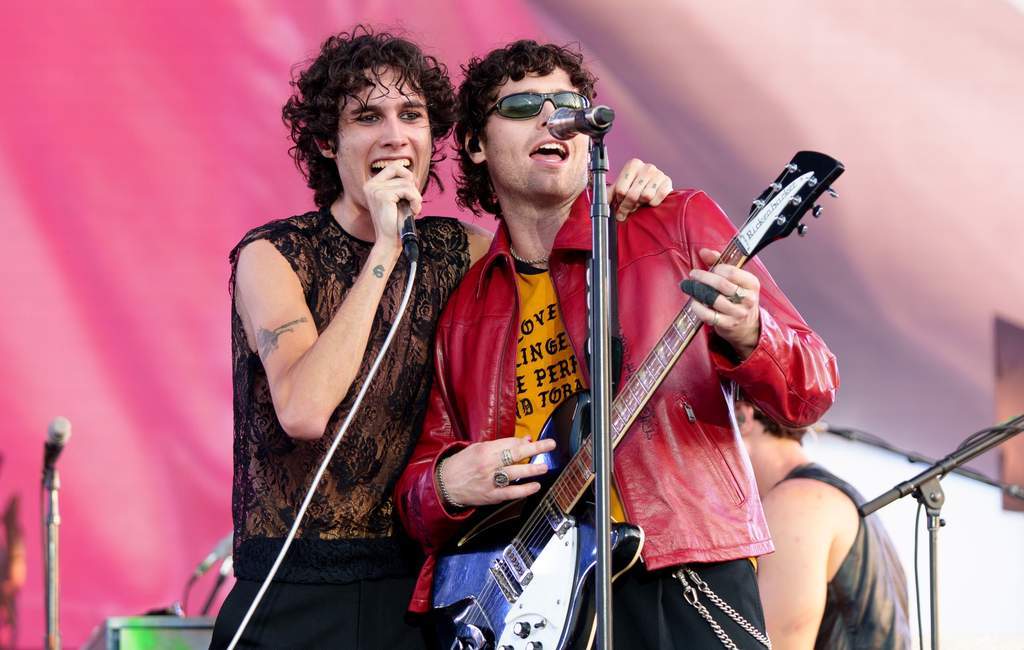 Sombr tampil di panggung festival musik Lollapalooza bersama 5 Seconds of Summer