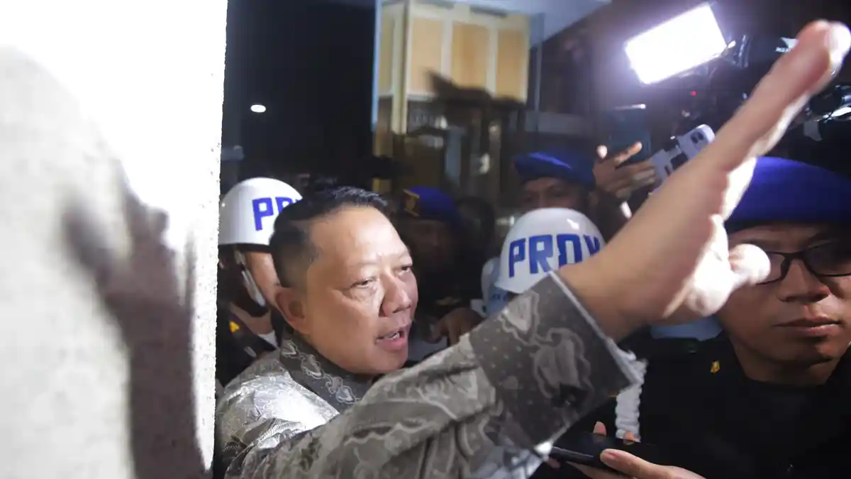 Mantan Jampidsus Febrie Adriansyah saat proses penahanan di Kejaksaan Agung
