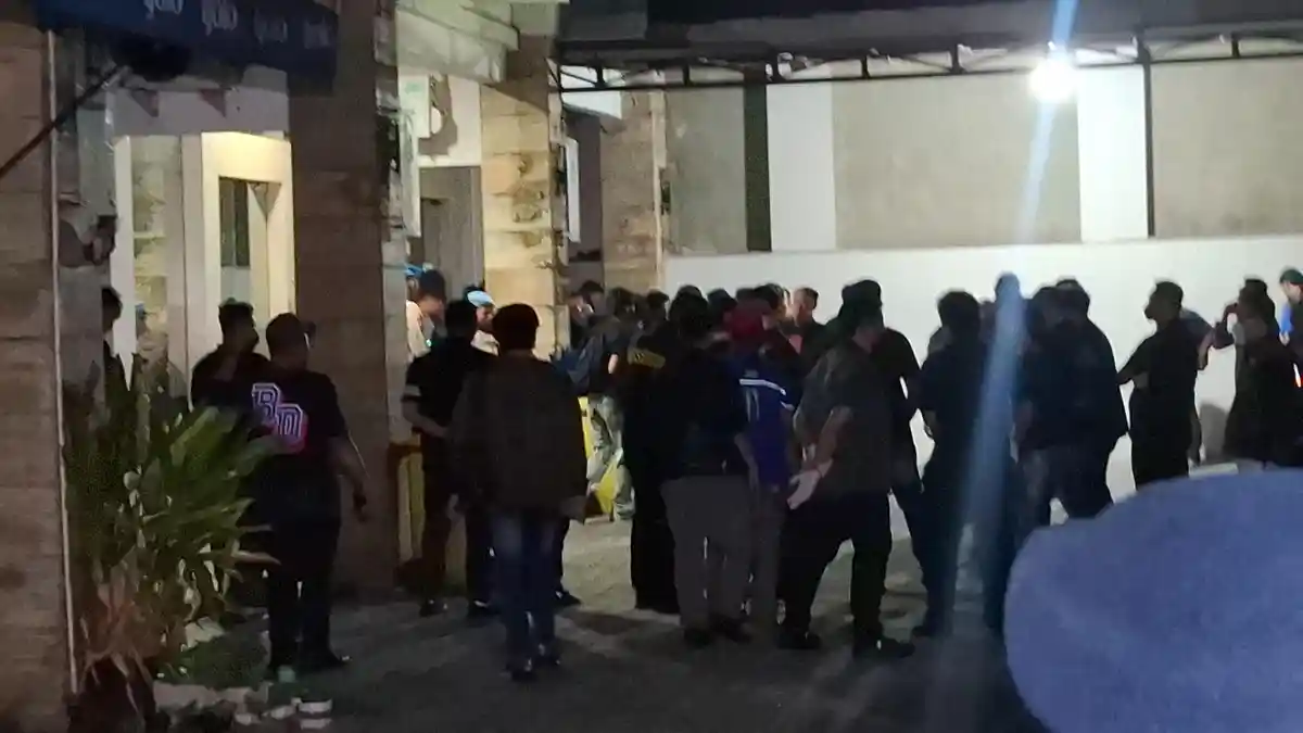 Aparat kepolisian saat melakukan penggeledahan ruko di kawasan Cipete Jakarta Selatan