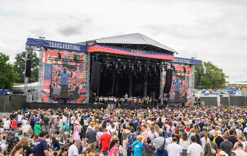Suasana area festival musik di Oxfordshire yang diwarnai insiden keracunan makanan