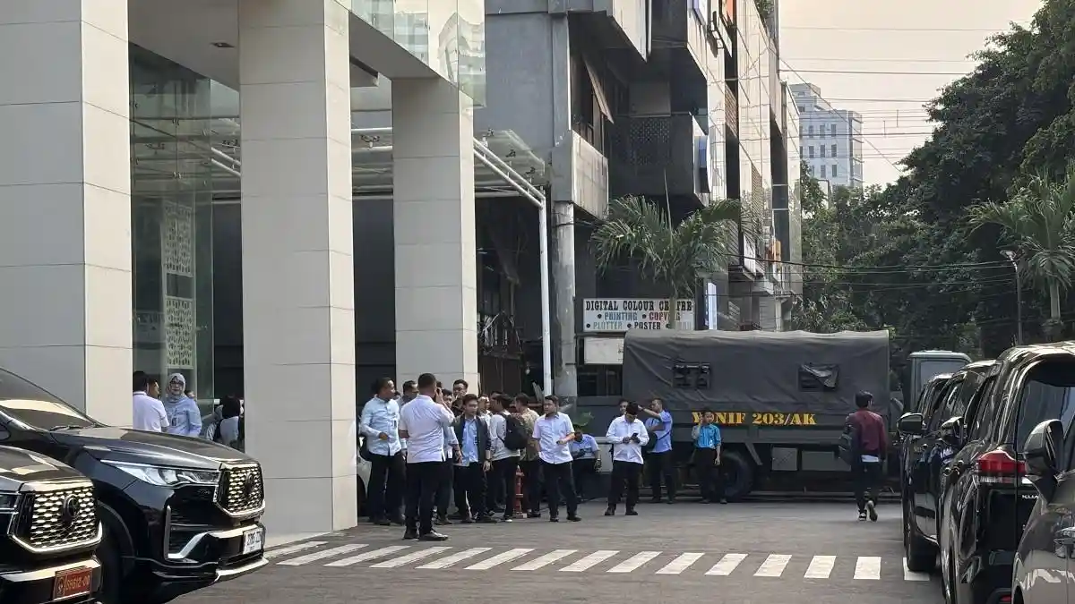 Suasana halaman Kantor BGN yang dipadati kendaraan dan truk TNI pasca pelantikan Sudaryono