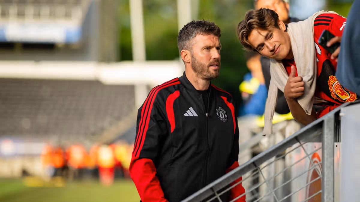Suasana latihan Manchester United di Old Trafford dengan Michael Carrick memberi instruksi