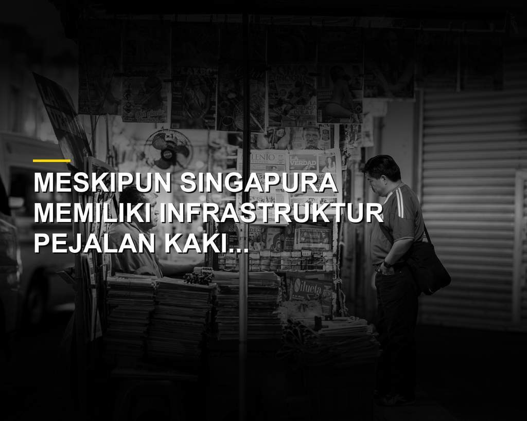 Suasana pejalan kaki di trotoar perkotaan Singapura