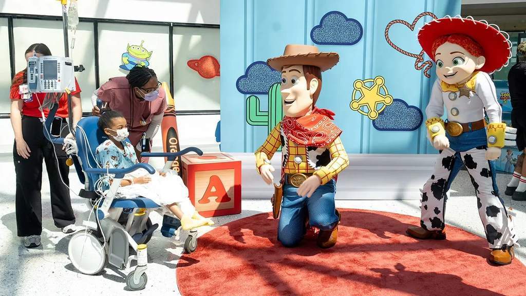 Pemeran film Toy Story 5 membagikan mainan dan menghibur pasien anak di rumah sakit