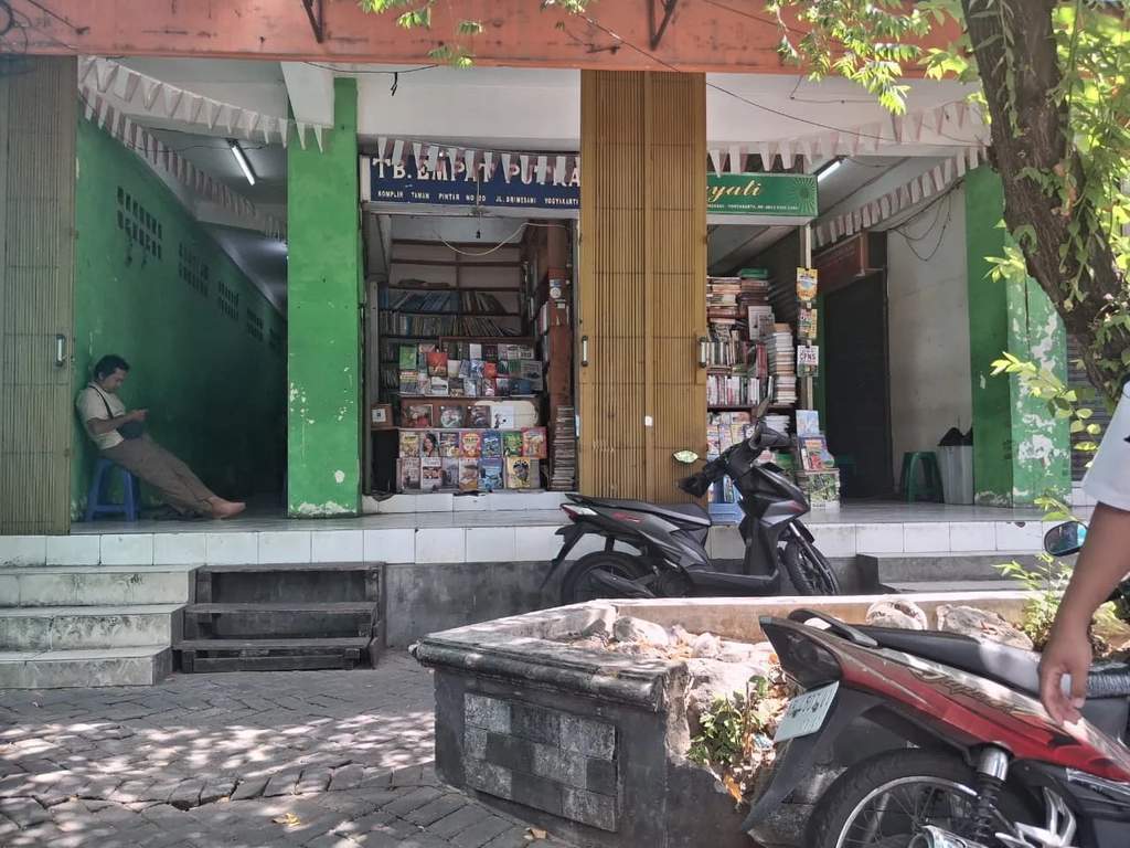 Kondisi lapak pedagang di Pasar Buku Taman Pintar Yogyakarta yang sepi pembeli