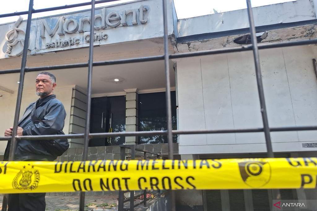 Garis polisi terpasang di lokasi penemuan jenazah Sutrimo di Kebayoran Baru Jakarta Selatan