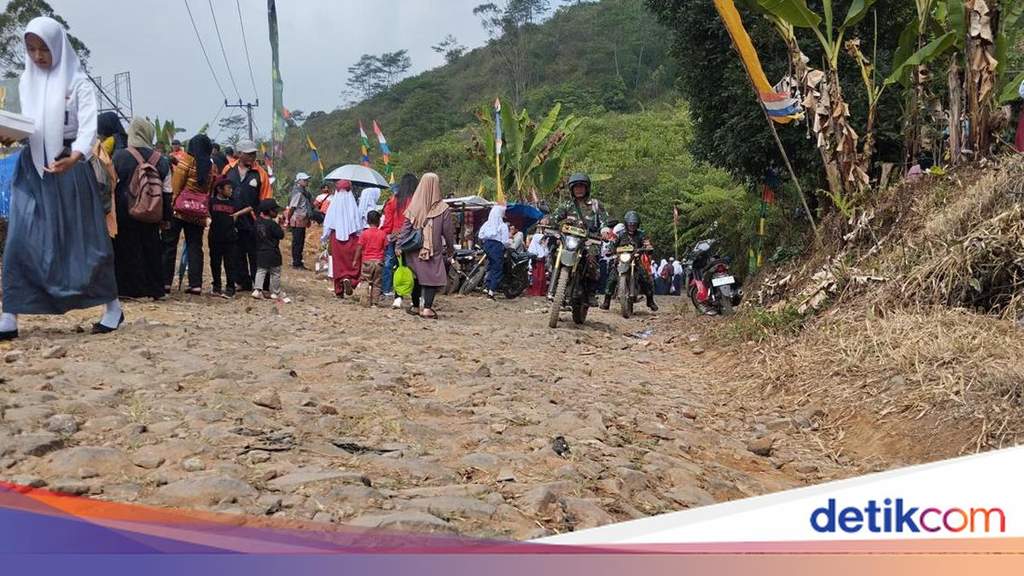 Kondisi perbaikan jalan rusak menjadi jalan beton di pelosok Kabupaten Cianjur