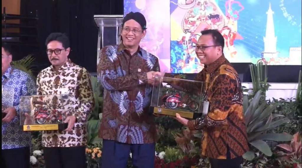Siswa SMKN 3 Yogyakarta merakit komponen Becak Kayuh Listrik Wisata Bekalista di bengkel sekolah